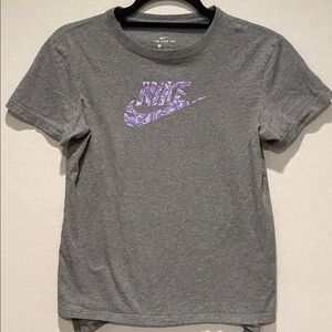 Nike - The Nike Tee- Girls short Sleeve T-shirt. Large. grey with swoosh logo